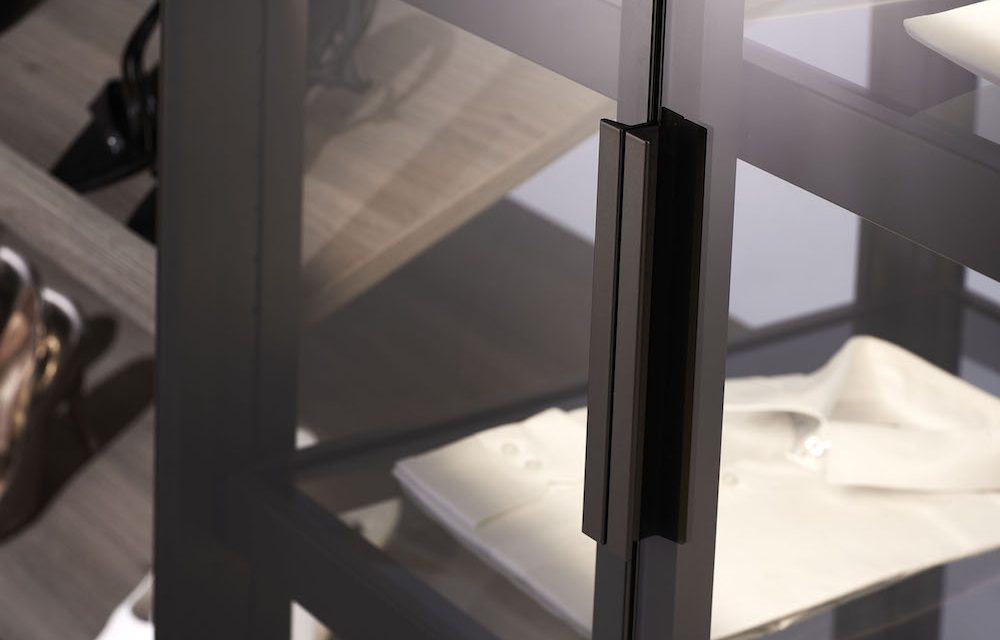 3.1.16 Detalle de puerta batiente en aluminio y vidrio 1000x640 - Armarios de diseño